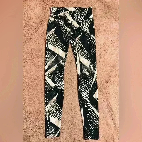 Lululemon Leggings in Black and White (Women's Size 6) - Picture 3 of 10